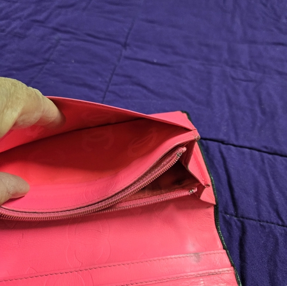 AUTHENTIC CHANEL CAMBON LAMBSKIN BLACK LEATHER WITH WHITE CC'S WALLET - Picture 8 of 11